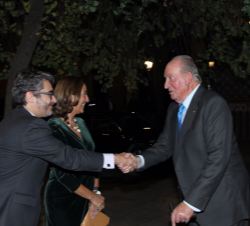 Su Majestad el Rey Don Juan Carlos es saludado por el subsecretario de Educación, Cultura y Deporte, José Canal